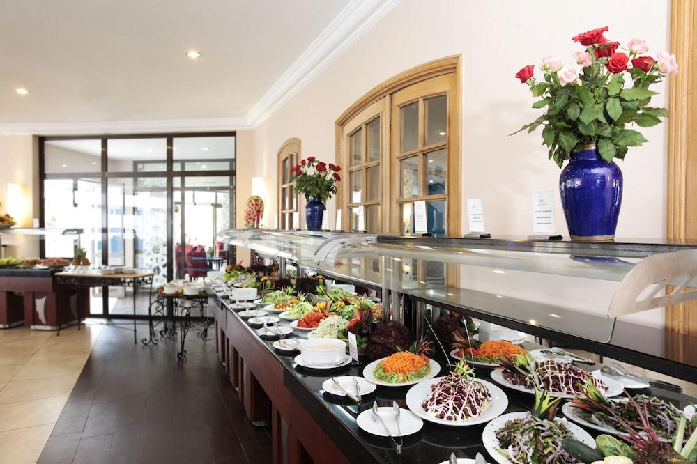 Tui Suneo Kenzi Europa Agadir Bagian luar foto A buffet at a hotel
