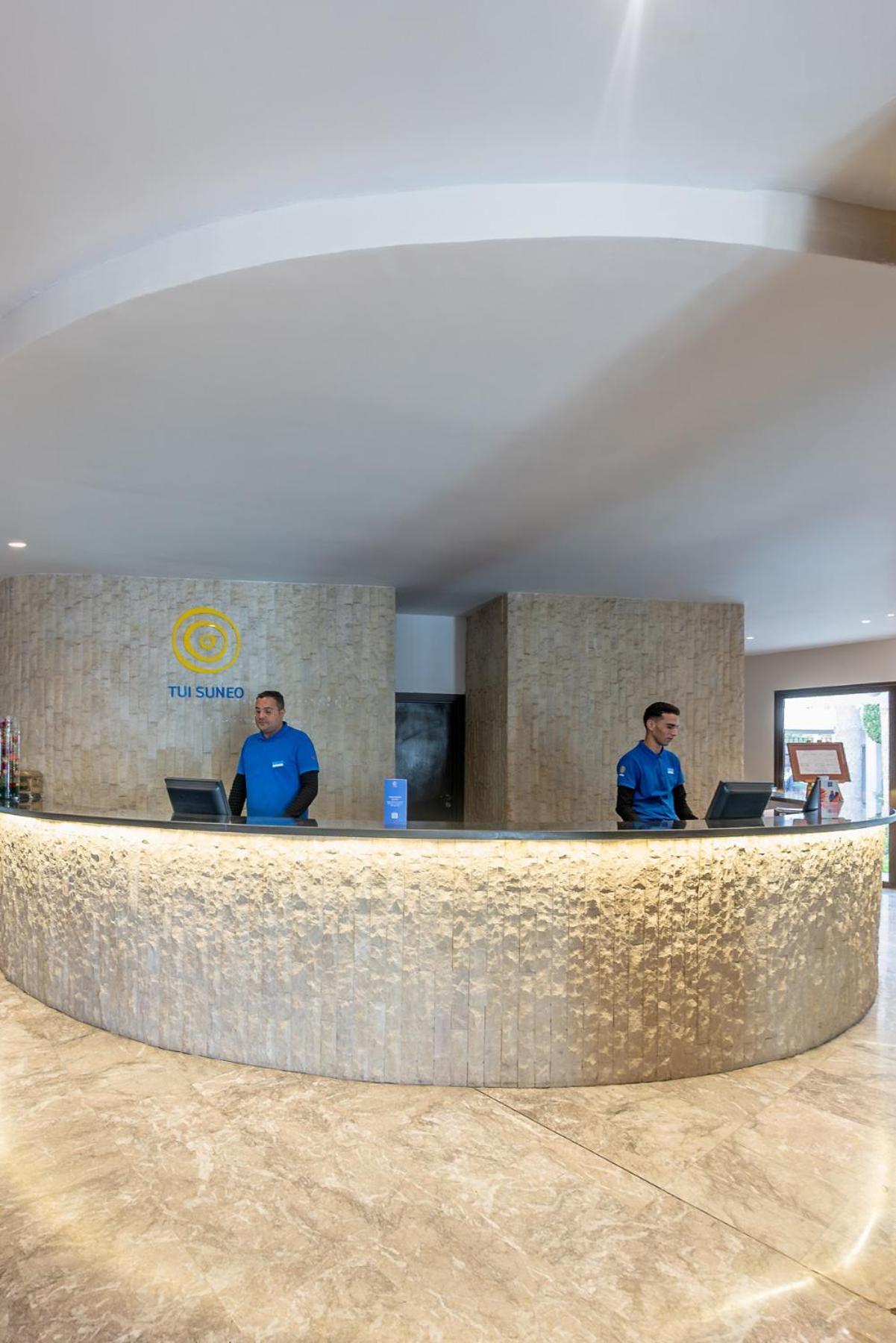 Tui Suneo Kenzi Europa Agadir Bagian luar foto Reception desk at the airport