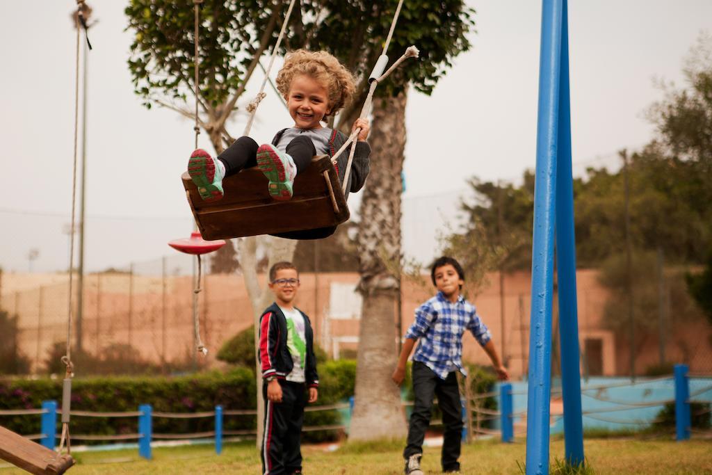 Tui Suneo Kenzi Europa Agadir Bagian luar foto Children playing on a swing